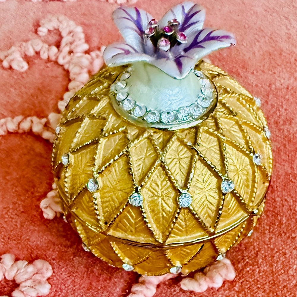 Vintage gold and rhinestone pineapple trinket box. Excellent 💝💛
